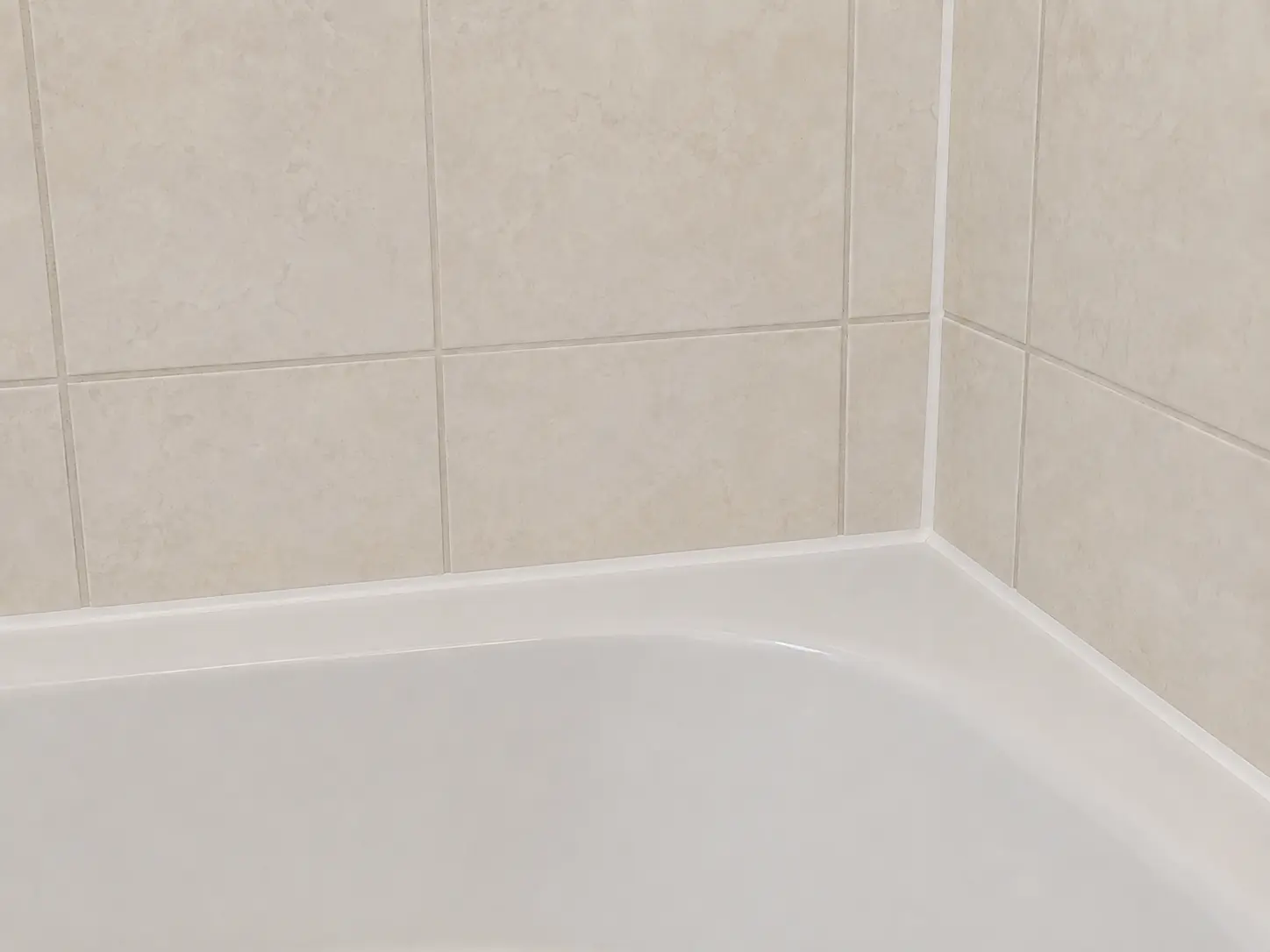New smooth caulk line after professional sealing
